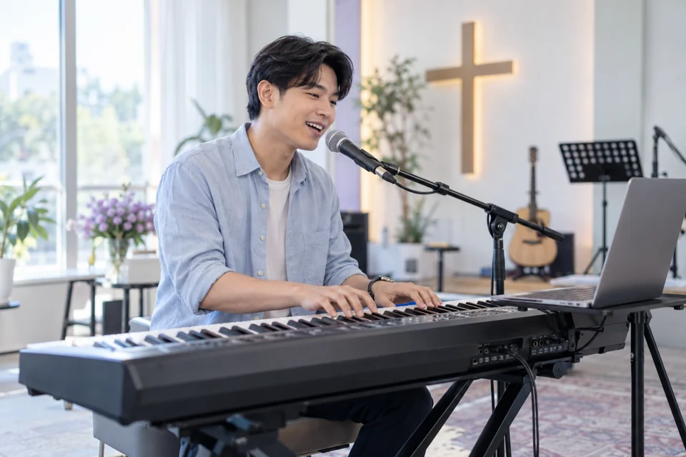 ภาพจำลองผู้เรียนเล่นคีย์บอร์ดและร้องเพลงนมัสการ